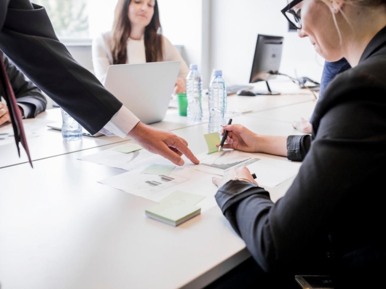 Personne gérant ses finances avec confiance